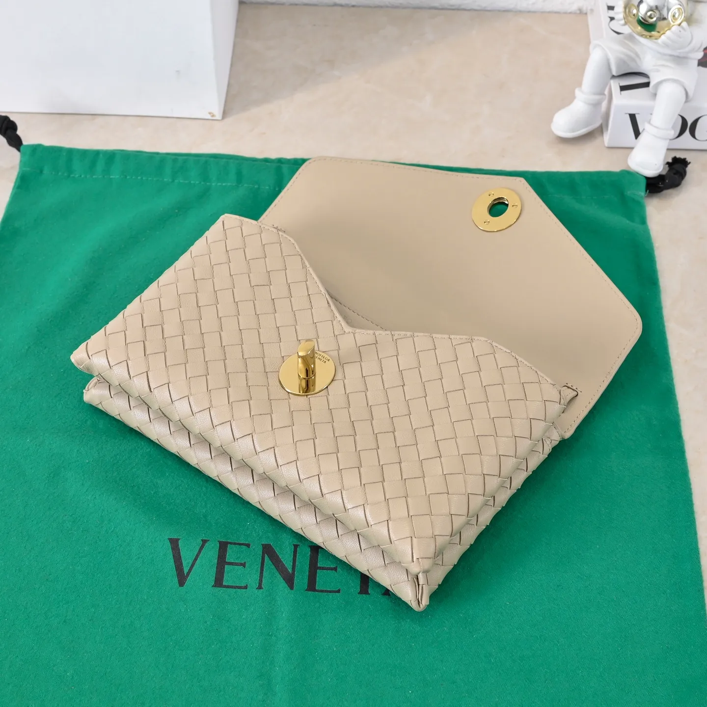 Batch 1660 #Bv new Knot Lock crossbody bag 🎈2025 early spring kont lock new series is hot on the market 🔥The brand's classic weaving process, with kont's metal rotating buttons, are exquisite and eye-catching, which is a luxurious embellishment of details. The upper body is elegant and elegant, with internal double compartments + card slots + back compartment. Super versatile, multiple carrying methods, detachable shoulder strap, portable/shoulder/cross-body, retro and fashionable, easy to carry with exquisite old-line style🫴 Model: 7191 Size: 25x16x5.5